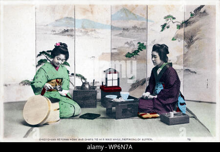 [ 1900 - Japon Japanese Woman Having Dinner ] - Une journée dans la vie d'une jeune japonaise au cours de l'ère Meiji et Taisho Périodes. 10. O-KOTO-SAN REVIENT À LA MAISON ET LES CHATS à sa femme de chambre, TOUT EN PRENANT LE REPAS DU SOIR. 20e siècle vintage carte postale. Banque D'Images