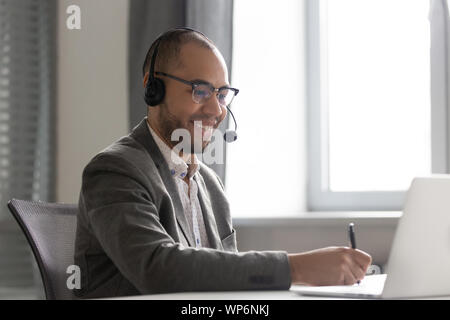 Cheerful african american businessman holding appel vidéo avec client de corporation. Banque D'Images