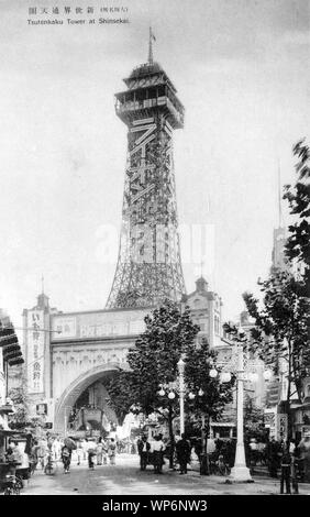 [ 1930 - Japon Tour Tsūtenkaku à Osaka ] - Tour Tsūtenkaku à Shinsekai Tennoji en Osaka,. Inspirée par la Tour Eiffel, la tour a été construite en 1912 (Taisho 1) à Shinsekai Luna Park. Il a été l'un des plus populaires attractions touristiques dans Osaka. En 1943 (Showa 18) La tour a été démantelé, fondu et utilisé pour le matériel de guerre. La publicité peut être vue pour Lion, un fabricant, fondé en 1918 (Taisho 7), de détergent, de savon, de médicaments et d'articles de toilette gratuits. 20e siècle vintage carte postale. Banque D'Images