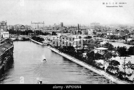 [ 1930 - Japon Parc Nakanoshima à Osaka ] - Ouvert en 1891 (ère Meiji), 24 Parc Nakanoshima d'Osaka a été tout premier parc public. Il a été construit sur l'île de Nakanoshima, une petite bande de terre qui sépare l'ancien dans la rivière Yodo Dojima River et la rivière Tosabori. Au cours de la période Edo, les banques de ces deux rivières étaient bordées de Kurayashiki, les entrepôts et les résidences de samouraïs qui ont vendu des marchandises à partir de leurs domaines d'Osaka. 20e siècle vintage carte postale. Banque D'Images