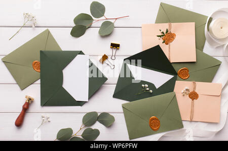 Enveloppes colorées créatif avec les invitations de mariage blanc Banque D'Images