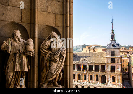 Une vue partielle de la ville de Tolède, Espagne photographiée depuis la partie supérieure de la cathédrale de Tolède, qui comprend également deux statues religieuses. Banque D'Images