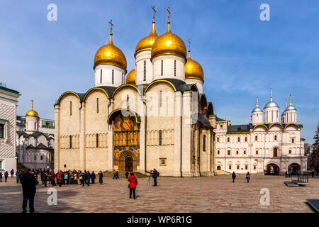 Moscou, Russie, avril 2013 les touristes visiter et photographier cathédrale de la Dormition aussi connu sous le nom de Cathédrale de l'Assomption à Kremlin Banque D'Images