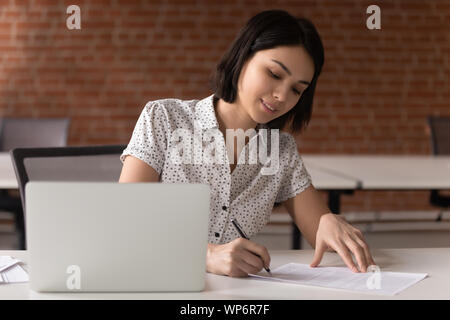 Smiling asian female executive manager signature de contrat commercial. Banque D'Images