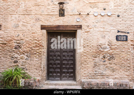 Porte en bois noir conçue dans un style d'art mauresque. Une entrée à une galerie d'art ; Tolède, Espagne. Banque D'Images