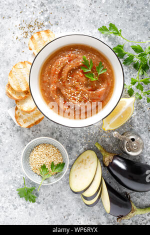 L'hummus aubergine avec des ingrédients pour la cuisine. Vegan aubergine apéritif traditionnel arabe. Baba Ghanoush Banque D'Images