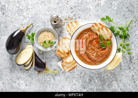 L'hummus aubergine avec des ingrédients pour la cuisine. Vegan aubergine apéritif traditionnel arabe. Baba Ghanoush Banque D'Images