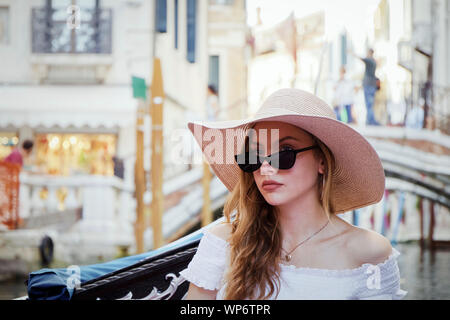 Belle jeune femme, élégamment vêtue, à Venise Banque D'Images