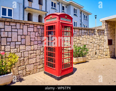 La cabine téléphonique rouge. Une cabine téléphonique d'un téléphone public. Banque D'Images