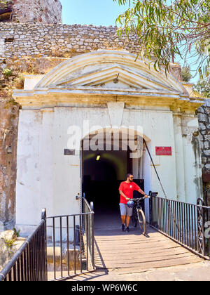 Gibraltar, Royaume-Uni - le 29 juin 2019. Passage Landport motards tunnel de Gibraltar. Territoire britannique d'outre-mer. UK. Banque D'Images