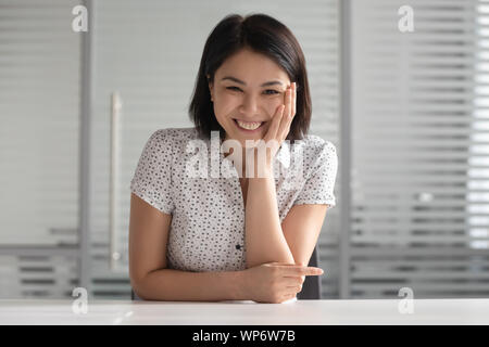 Jeune femme positive hr manager holding lointain entrevue d'emploi. Banque D'Images