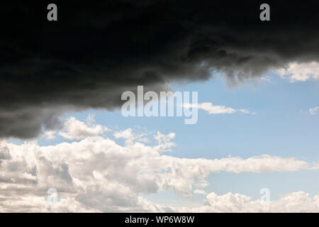 Les nuages de tempête Noire dans les nuages blancs et ciel bleu Banque D'Images