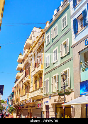 Gibraltar, Royaume-Uni - le 29 juin 2019. Les touristes marcher sur la rue Main à jour ensoleillé. Le centre-ville de Gibraltar, territoire britannique d'outre-mer. UK. Banque D'Images