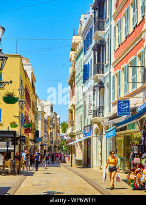 Gibraltar, Royaume-Uni - le 29 juin 2019. Les touristes marcher sur la rue Main à jour ensoleillé. Le centre-ville de Gibraltar, territoire britannique d'outre-mer. UK. Banque D'Images