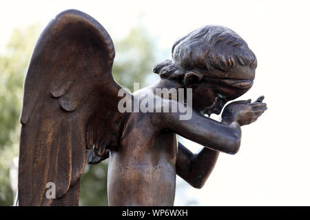 Crying Angel statue sur l'Île des larmes à Minsk Banque D'Images