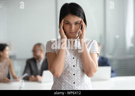 Portrait of a souligné jeunes coréens qui souffrent de maux de tête de l'employé. Banque D'Images