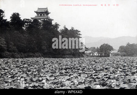 [ 1930 ] Japon - Hiroshima Hiroshima Castle - Château et douves entourant à Hiroshima. Château d'Hiroshima a été construit dans le 1590s. Il a été détruit dans le bombardement atomique en 1945 et reconstruite en 1958. La réplique est maintenant un musée de l'histoire de Hiroshima avant la Seconde Guerre mondiale. 20e siècle vintage carte postale. Banque D'Images