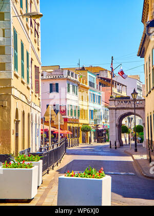 Gibraltar, Royaume-Uni - le 29 juin 2019. Bâtiments typiques de centre-ville de Gibraltar. Vue depuis la rue principale. Gibraltar. Territoire britannique d'outre-mer. UK. Banque D'Images