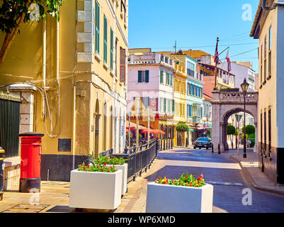 Gibraltar, Royaume-Uni - le 29 juin 2019. Bâtiments typiques de centre-ville de Gibraltar. Vue depuis la rue principale. Gibraltar. Territoire britannique d'outre-mer. UK. Banque D'Images