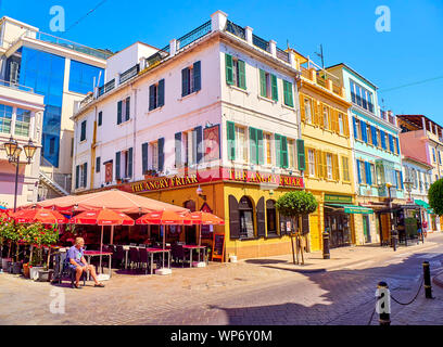 Gibraltar, Royaume-Uni - le 29 juin 2019. Bâtiments typiques de centre-ville de Gibraltar. Vue depuis la rue principale. Gibraltar. Territoire britannique d'outre-mer. UK. Banque D'Images