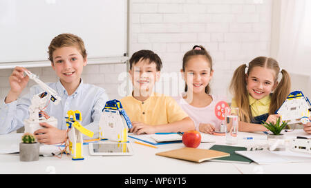 L'éducation de la tige. La création d'enfants en classe à des robots Banque D'Images