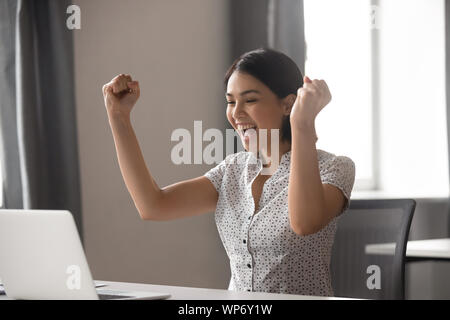 Les jeunes excités asian business woman celebrating financière réussie résultats du projet. Banque D'Images