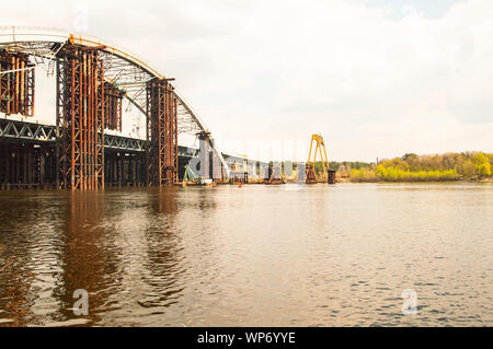 Grand pont en construction sur le Dniepr à Kiev Ukraine Banque D'Images