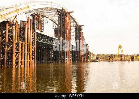 Grand pont en construction sur le Dniepr à Kiev Ukraine Banque D'Images