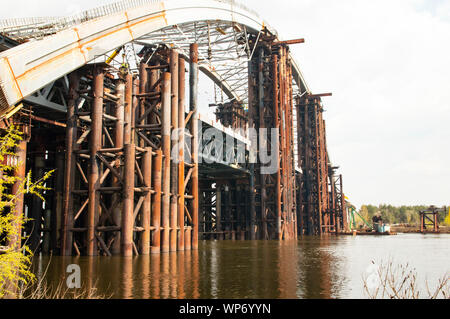 Grand pont en construction sur le Dniepr à Kiev Ukraine Banque D'Images