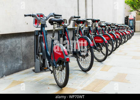 Cycles Santander stationné dans une station d'accueil, Londres Banque D'Images