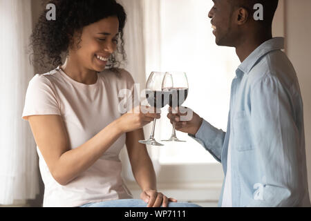 Happy Family celebrating biracial bénéficiant à la date Banque D'Images