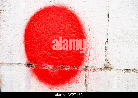 Les cercles rouges sur un mur blanc - fond, texture Banque D'Images