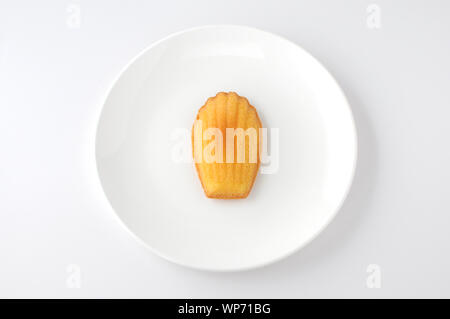 Madeleine la pâtisserie française libre isolé sur fond blanc Banque D'Images