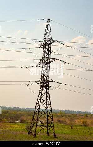 Transmission de puissance haute tension ligne sous un ciel bleu, un jour ensoleillé Banque D'Images