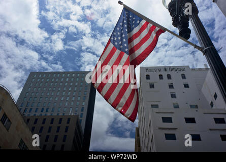 Vue du drapeau américain et bâtiments dans quartier historique de centre-ville de Miami, Floride, USA Banque D'Images