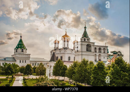 Ipatievsky monastère de la Sainte Trinité à Kostroma à l'aube. Banque D'Images