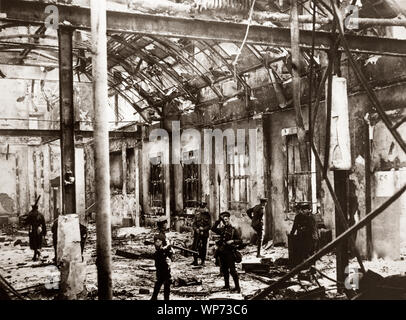Soldats britanniques debout dans le mauvais état General Post Office (GPO) dans la région de Sackville Street (maintenant O'Connell Street Dublin). Au cours de l'Insurrection de Pâques 1916, le GPO sert de quartier général de l'insurrection de ses dirigeants. C'est à partir de l'extérieur de ce bâtiment le 24 avril 1916, que Patrick Pearse donne lecture de la proclamation de la République d'Irlande. Le bâtiment a été détruit par un incendie au cours de la rébellion, à l'exception de la façade en granit, et pas reconstruit jusqu'en 1929, par le gouvernement de l'État libre d'Irlande. Banque D'Images