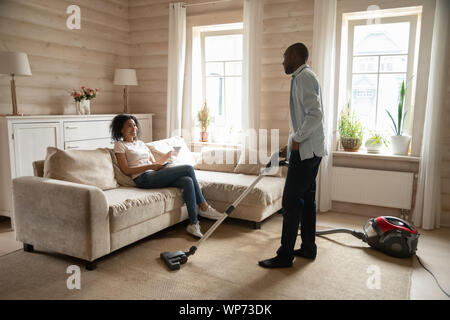 African American couple inversent les rôles dans la vie quotidienne Banque D'Images