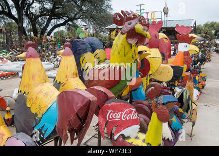 Gros poulets en vente à la boutique de poterie Poterie Ranch dans Marble Falls, Texas. Cette basse-cour l'art est très populaire au Texas Banque D'Images