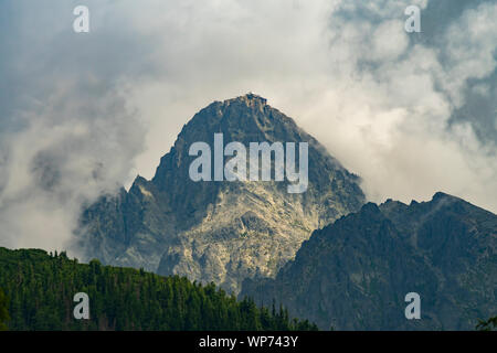 Lomnica Peak (Lomnicky stit - 2634 m) dans les nuages des montagnes Tatra. Slovaquie, Europe. Banque D'Images