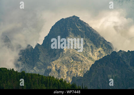 Lomnica Peak (Lomnicky stit - 2634 m) dans les nuages des montagnes Tatra. Slovaquie, Europe. Banque D'Images