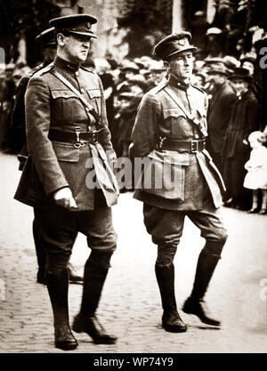 Michael Collins et le général Mulcahy, chefs d'état-major de l'armée à l'enterrement d'Arthur Griffith. Souffrant de surmenage et fatigue après des longues et difficiles négociations avec le gouvernement britannique, Griffith est allé(e) à quarante et un des quarante-deux gouvernement provisoire des réunions tenues entre le 23 juin et le 30 juillet, et les travaux associés à l'établissement d'un gouvernement de l'État libre. Dix jours avant l'assassinat de Michael Collins dans le comté de Cork, Griffith est décédé à l'âge de 51 ans, le 12 août 1922, d'une hémorragie cérébrale et est enterré à Glasnevin Cemetery quatre jours plus tard. Banque D'Images