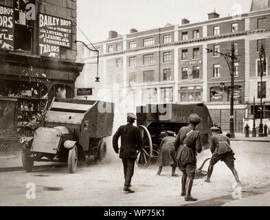 Free State Troopers rebelles au cours des bombardements la guerre civile irlandaise (28 juin 1922 - 24 mai 1923), un conflit qui a suivi la guerre d'indépendance irlandaise et accompagné la création de l'État libre d'Irlande. La guerre civile a été menée entre deux groupes opposés, les pro-traité gouvernement provisoire et l'anti-Traité de l'IRA, plus le traité anglo-irlandais. Les forces du Gouvernement provisoire (qui devint l'État libre en décembre 1922) a appuyé le Traité, alors que l'opposition républicaine l'ont vu comme une trahison de la République d'Irlande (qui avait été proclamé au cours de l'Insurrection de Pâques). Banque D'Images