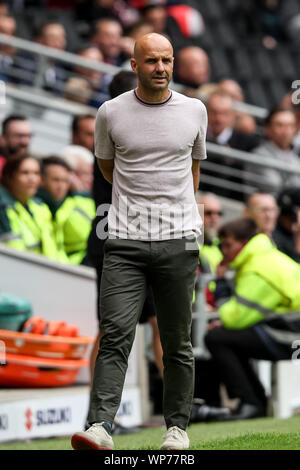 Milton Keynes, Royaume-Uni. 07Th Nov, 2019. MK Dons Manager Paul Tisdale pendant l'EFL Sky Bet League 1 match entre Milton Keynes Dons et l'AFC Wimbledon à stade:mk, Milton Keynes, Angleterre le 7 septembre 2019. Photo de Ken d'Étincelles. Usage éditorial uniquement, licence requise pour un usage commercial. Aucune utilisation de pari, de jeux ou d'un seul club/ligue/dvd publications. Credit : UK Sports Photos Ltd/Alamy Live News Banque D'Images