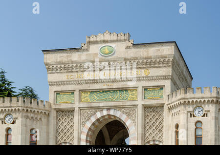 ISTANBUL, TURQUIE - le 14 août 2019 : entrée principale de l'Université d'Istanbul sur la Place Beyazit dans la ville d'Istanbul, Turquie Banque D'Images