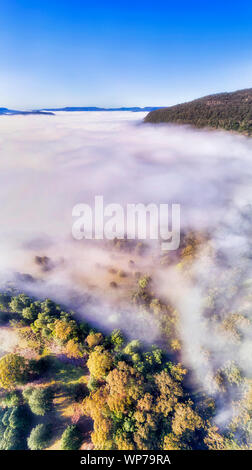 Kangaroo Valley fermes agricoles rurales couvertes par d'épais nuages blancs pour pris entre les chaînes de montagnes de grès verticale aérienne fr panorama Banque D'Images