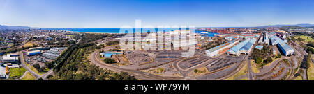 Port Kembla port industriel avec l'acier, l'élévateur à grain, sea port couchettes, cargos, stationnement de véhicules, et de masse le transport routier ferroviaire près de W Banque D'Images