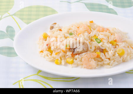 Riz pilaf aux crevettes sur un plateau isolé sur table cloth Banque D'Images