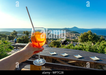 Cocktail avec vue panoramique sur l'îles croates dans le golfe de Kvarner journée Banque D'Images