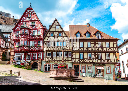 Maisons colorées à colombages sur la place du marché (Marktplatz) Alter en vieille ville allemande Miltenberg am Main River. Odenwald, Bavière, Allemagne Banque D'Images